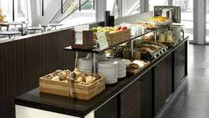 Un buffet proposant divers plats et une pancarte indiquant « LOVE FOOD, produits à base de blé entier ».