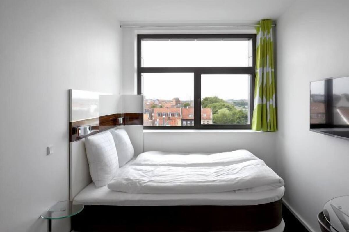 Hypo-allergenic bedding available, desk, soundproofing