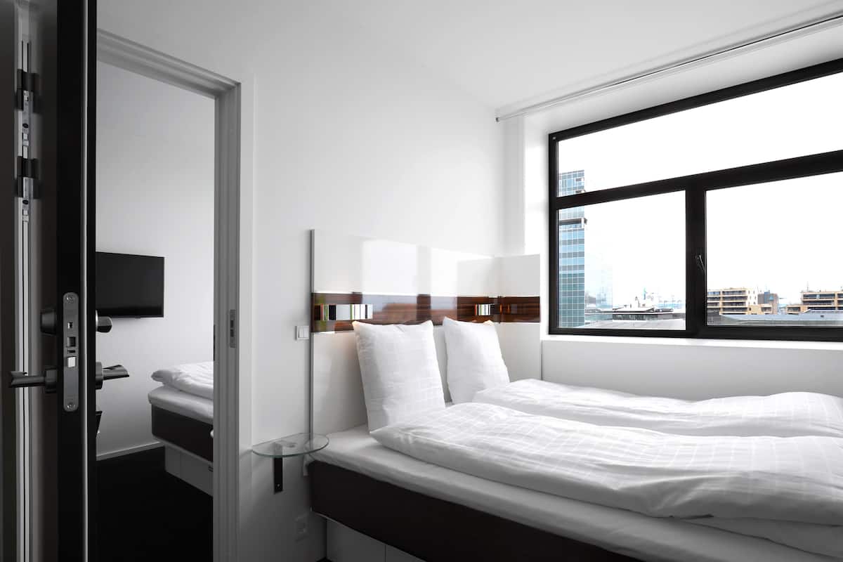 1 bedroom, hypo-allergenic bedding, desk, soundproofing