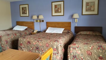 Standard Room, 2 Queens and 1 Full Bed | Wi-Fi de cortesia, roupa de cama