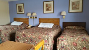 Standard Room, 2 Queens and 1 Full Bed  | Gratis wi-fi och sängkläder