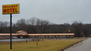 Interior entrance - Spillway Motel (Shelbyville)