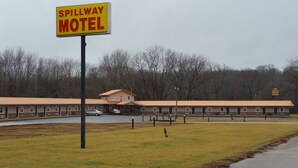 Ein Motel mit einem Schild, auf dem 'Spillway Motel' und ein Schild mit 'Live Bait' stehen.