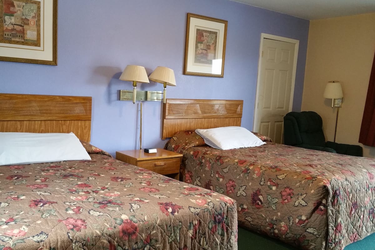 Standard Room, 1 King Bed and 1 Full Bed | Wifi gratis y ropa de cama