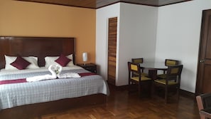 Cofres nos quartos, escrivaninha, ferros/tábuas de passar roupa