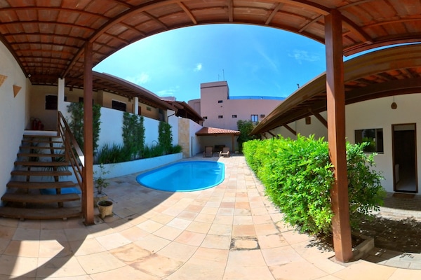 Außenpool, geöffnet von 08:00 Uhr bis 18:00 Uhr, Liegestühle