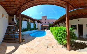 Außenpool, geöffnet von 08:00 Uhr bis 18:00 Uhr, Liegestühle