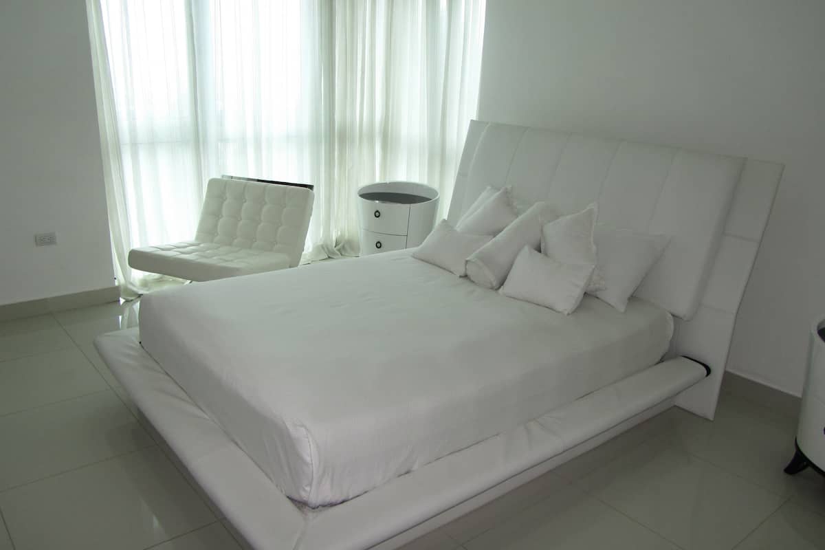 Two Bedroom Luxury Condo Apartment | Coffres-forts dans les chambres, bureau, fer et planche Ă repasser