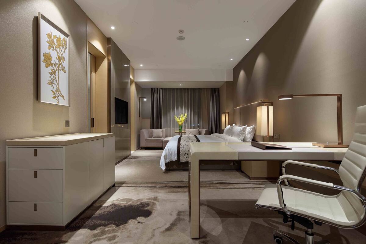 Superior Room | Minibar, in-room safe, desk, blackout drapes