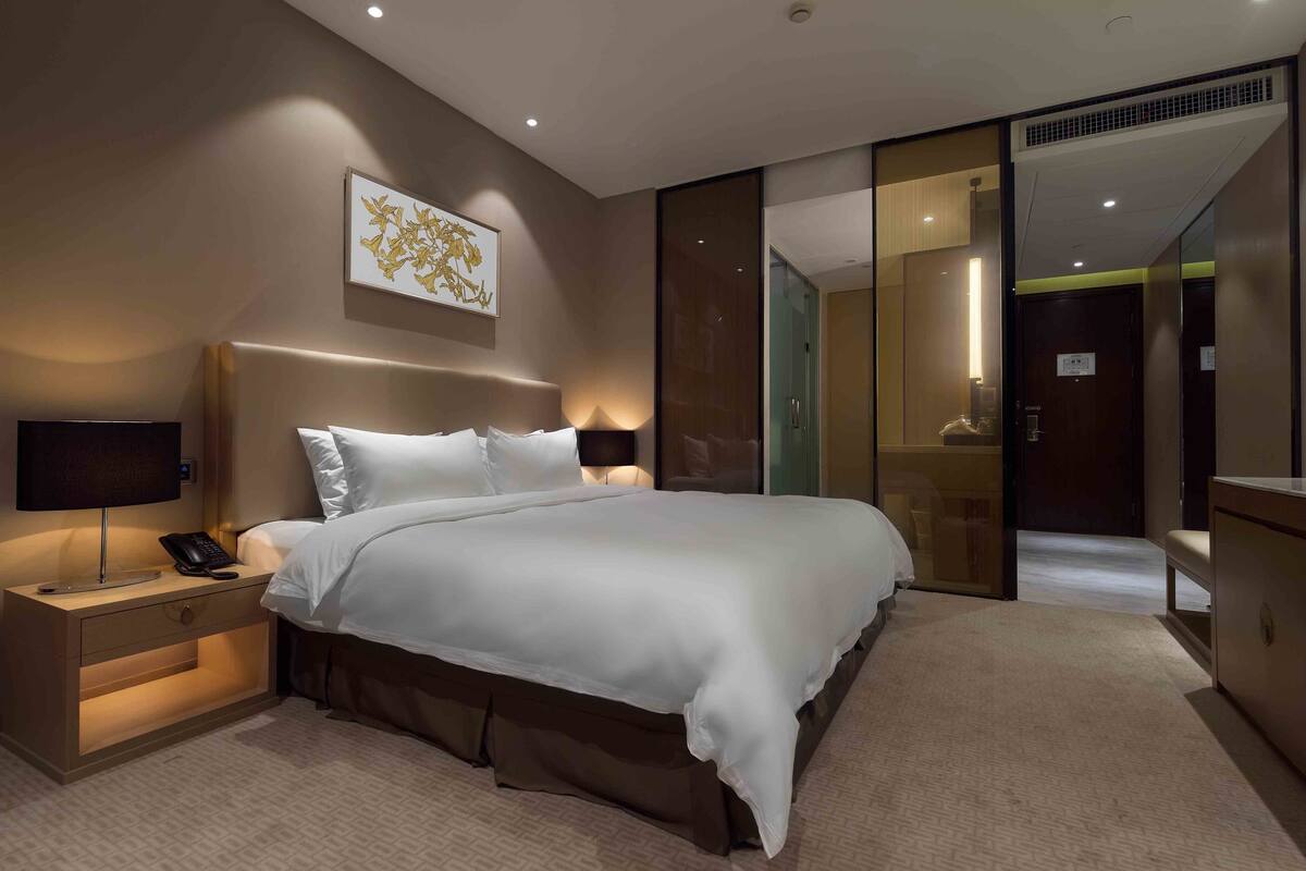 Deluxe Room | Minibar, in-room safe, desk, blackout drapes