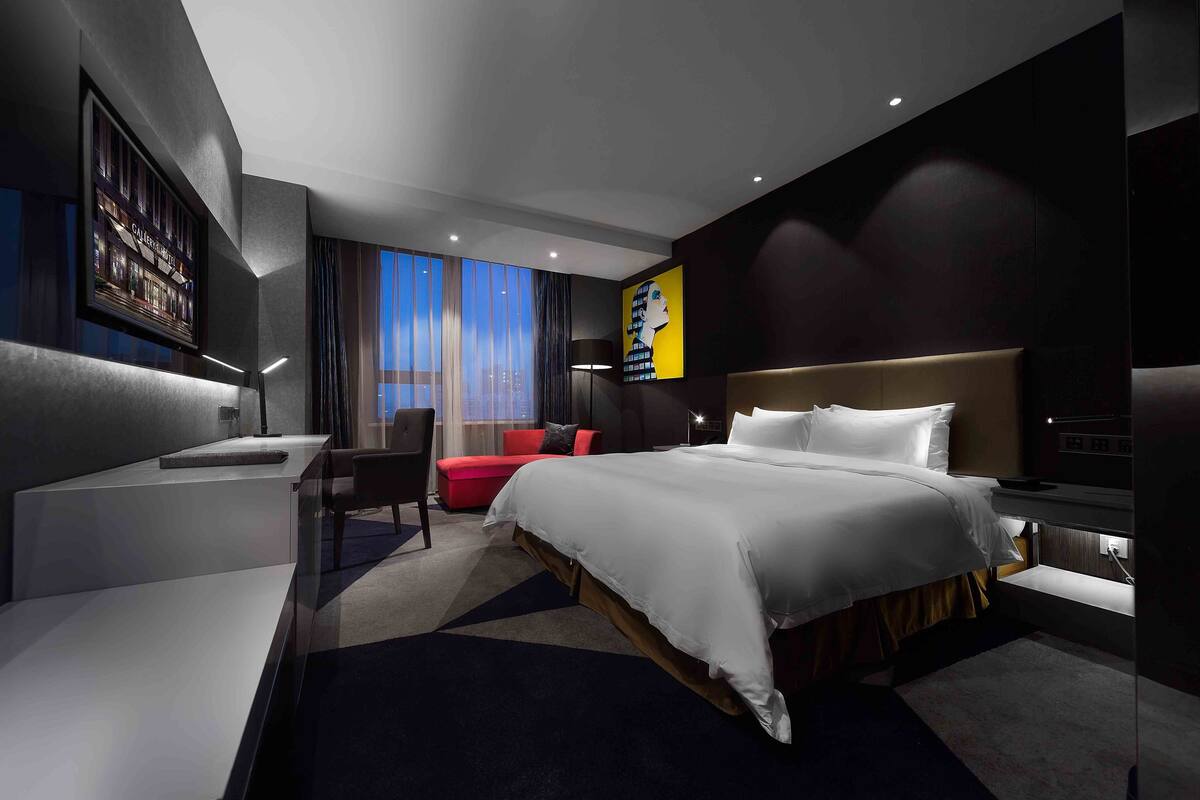 Standard Room | Minibar, in-room safe, desk, blackout drapes