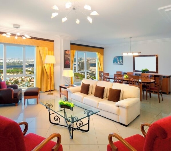 Apartment, 3 Bedroom   | Aire de séjour | Téléviseur ACL de 49 po avec télévision numérique, téléviseur