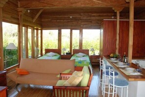 Suite estudio romántica, 1 habitación, cocina, en el área del jardín | Área de sala de estar | Televisión de pantalla plana, reproductor de DVD y estación para iPod 