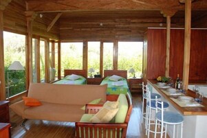 Suite estudio romántica, 1 habitación, cocina, en la zona del jardín | Zona de estar | Una televisión de pantalla plana, un reproductor de DVD