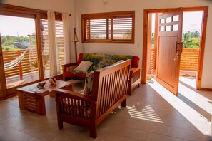 Flat-screen TV, DVD player, iPod dock, pay movies - Chez Manany Galapagos Eco lodge (Puerto Villamil)