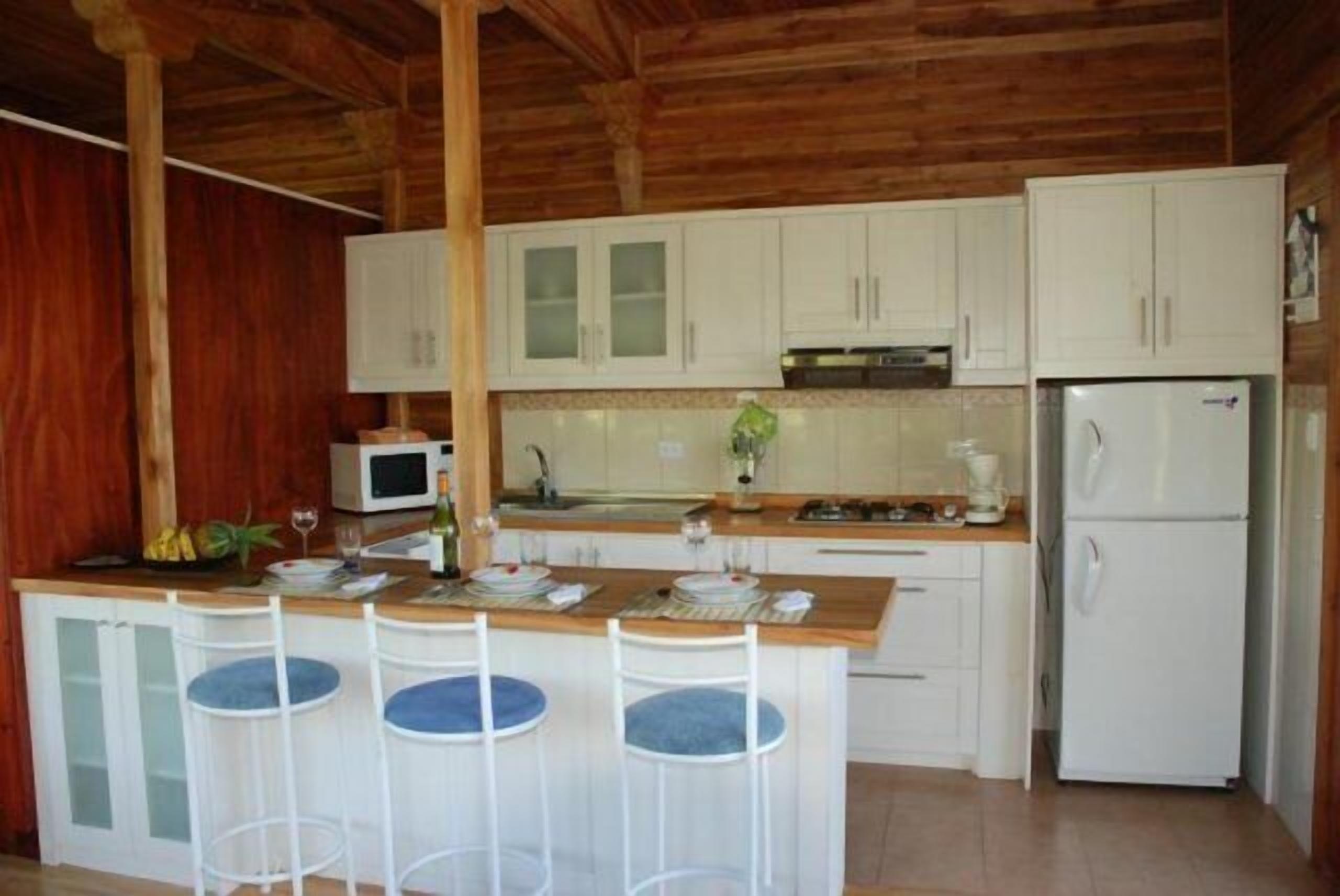 Romantic Studio Suite, 1 Bedroom, Kitchen, Garden Area | Dapur peribadi | Peti sejuk/penyejuk beku saiz penuh, ketuhar gelombang mikro, dapur 