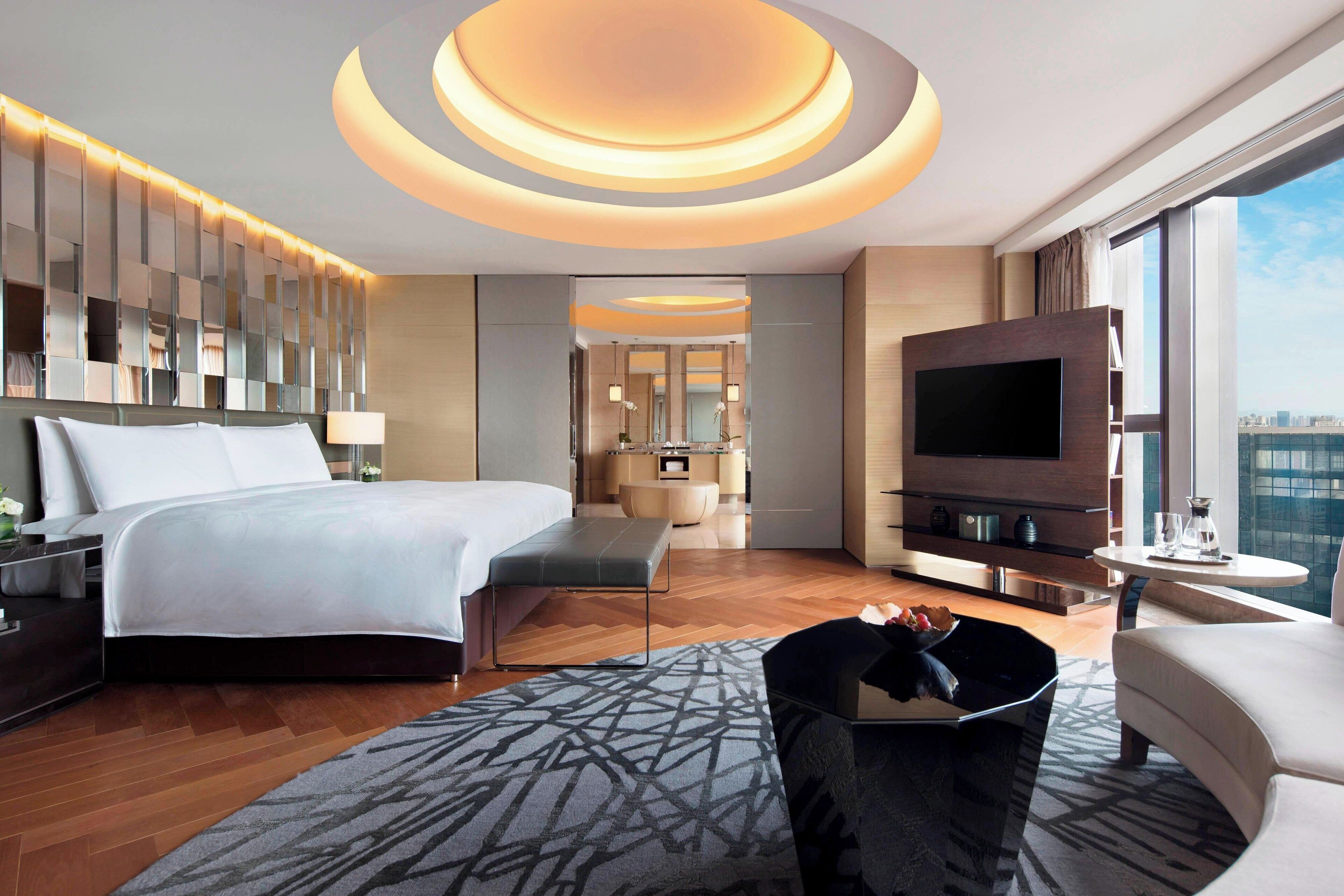 Selimut bulu angsa, tempat tidur Select Comfort, minibar, dan brankas