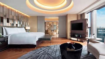 Selimut bulu angsa, tempat tidur Select Comfort, minibar, dan brankas