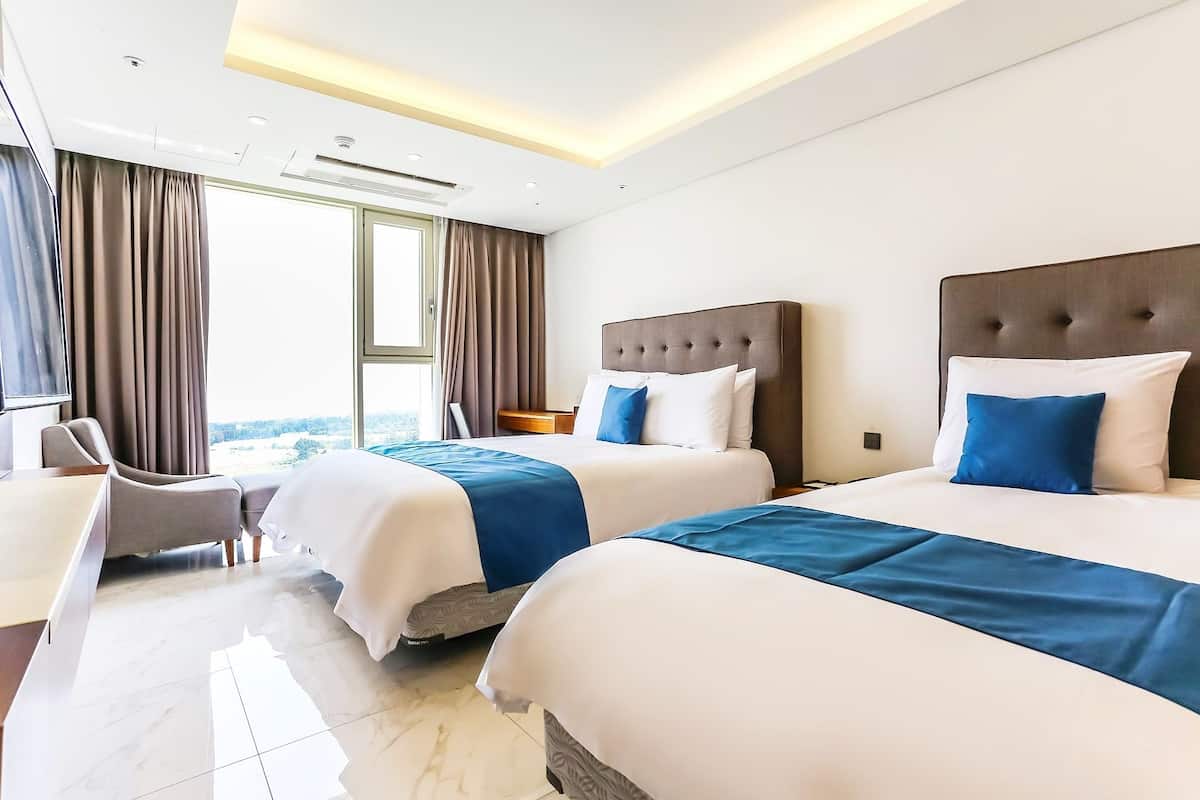Ropa de cama de alta calidad, edredón y minibar