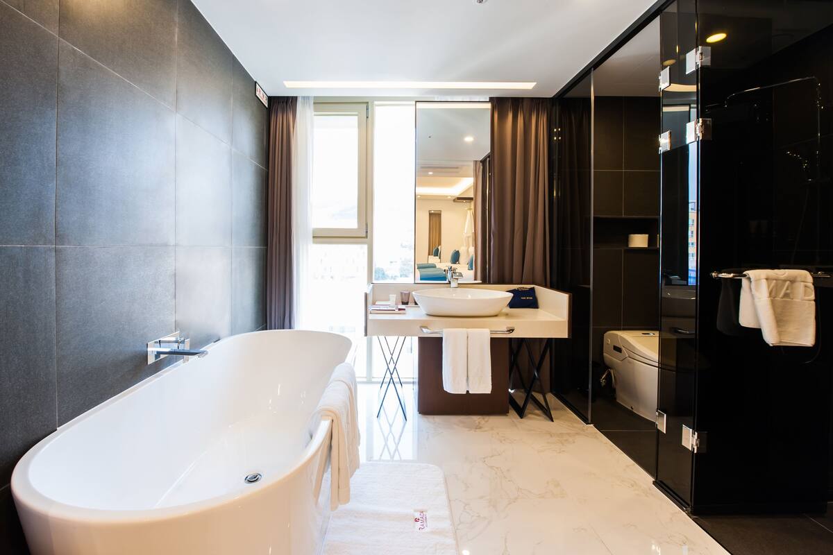 Amenidades de baño gratuitas, secadora de cabello, batas, pantuflas