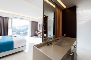 Perlengkapan mandi gratis, pengering rambut, jubah mandi, dan sandal