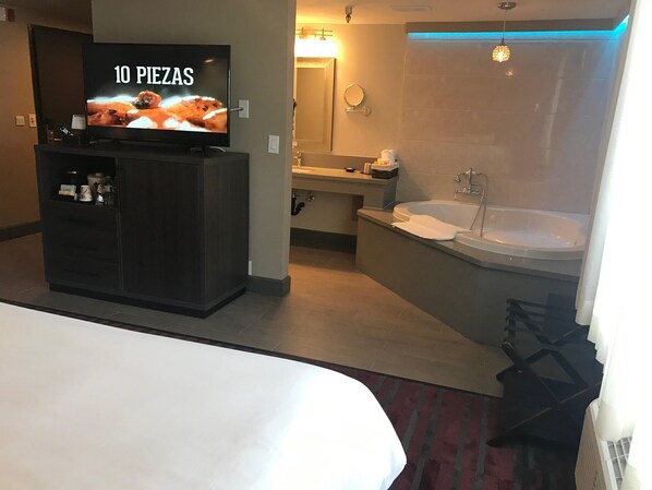 Luxury Room, 1 King Bed, Non Smoking, Jetted Tub