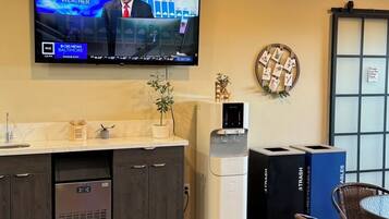 Una cocina moderna equipada con lavavajillas, dispensador de agua y cafetera.