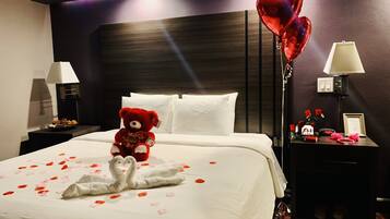 Luxury Room, 1 Katil Raja (King), Non Smoking, Jetted Tub | Peralatan tempat tidur premium, meja, langsir/tirai gelap terus