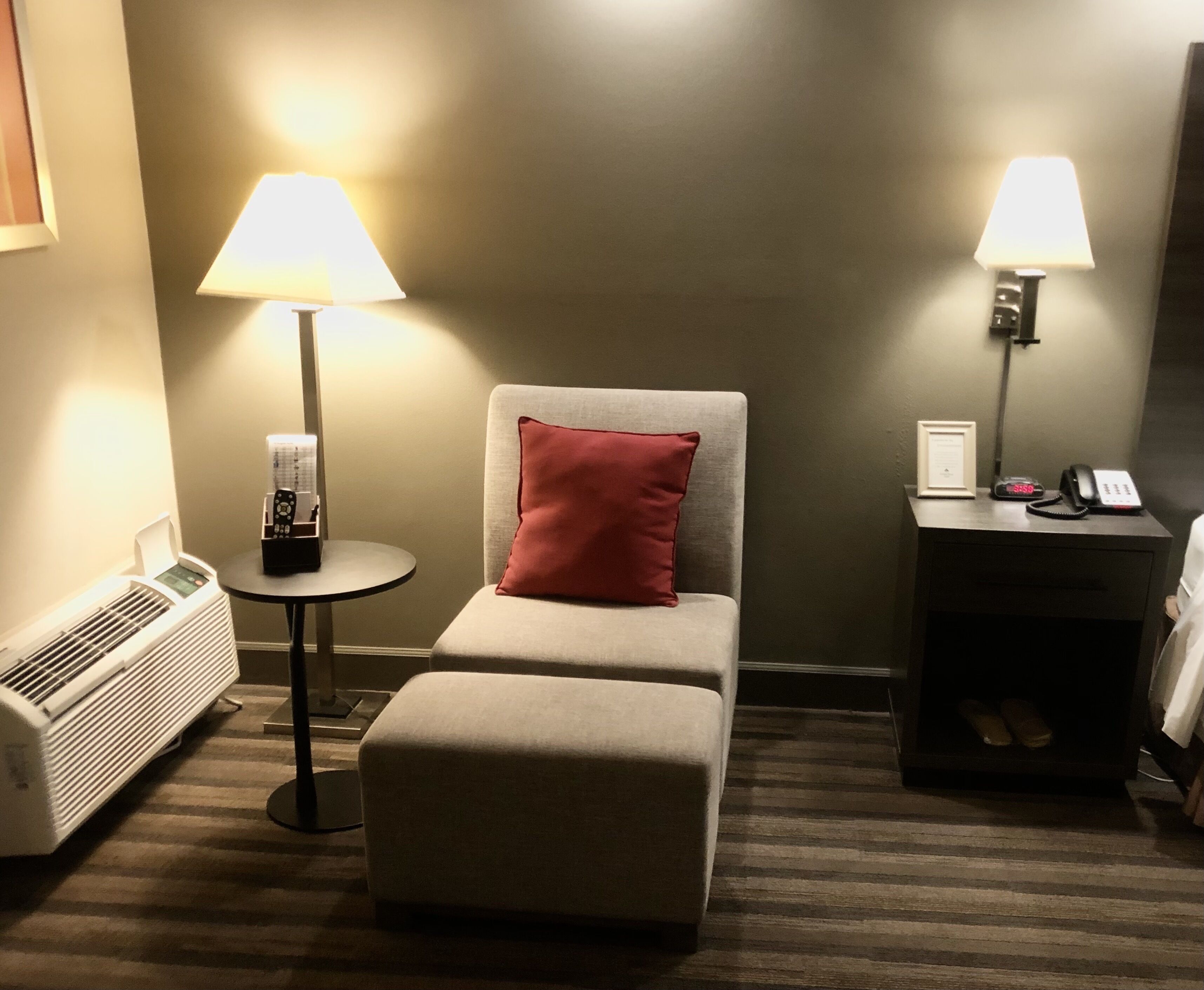 deluxe room, 1 king bed, non smoking | living area | 43-inch flat-screen tv with premium tv channels, tv