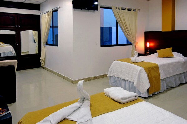 Kamar Twin, 2 Tempat Tidur Double | Gratis tempat tidur lipat/ekstra, Wi-Fi gratis, dan seprai linen