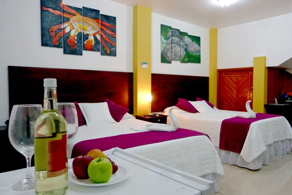 Habitación con 2 camas individuales, 2 camas matrimoniales | Camas extra gratis, wifi gratis y ropa de cama 