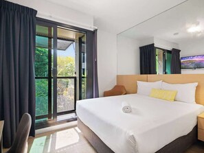 Desk, iron/ironing board, WiFi - Darwin Airport Inn (Eaton)