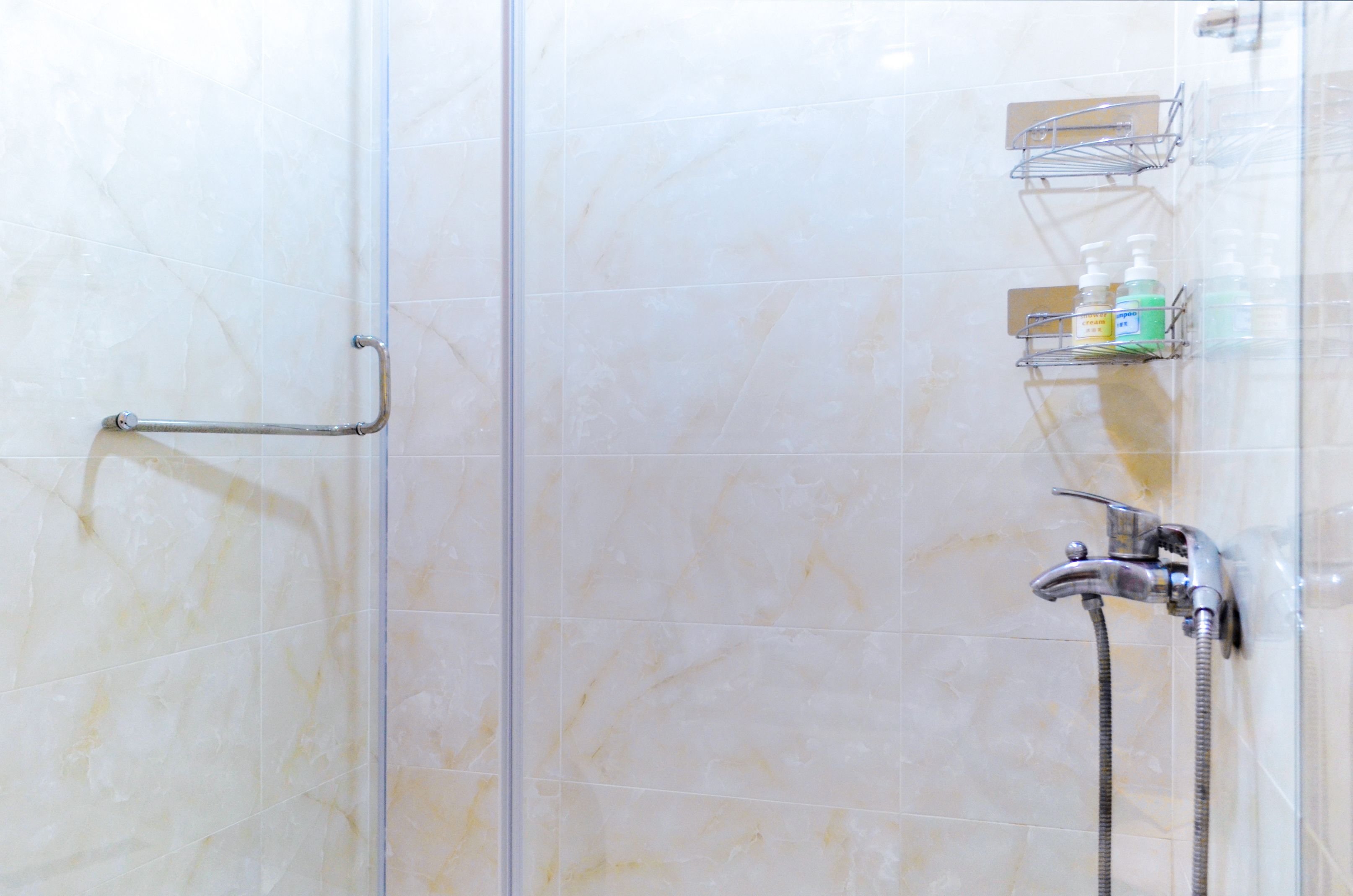 Private room with double bed and ensuit | Bathroom shower