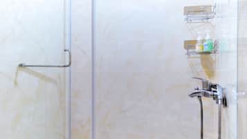 Private room with double bed and ensuit | Bathroom shower