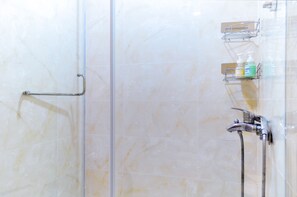 Private room with double bed and ensuit | Bathroom shower - StarBox Hostel (Taipei)