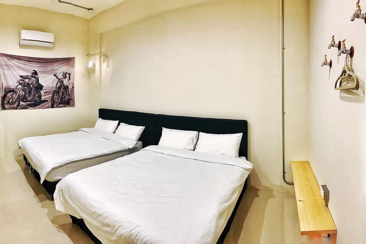 Habitación cuádruple básica (Poli) | Wifi gratis y ropa de cama