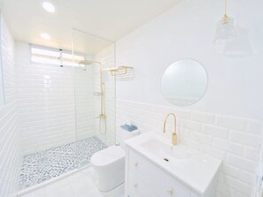 Double Room (Thor) | Bathroom | Shower, rainfall showerhead, free toiletries, hair dryer - Three Brothers B&B (Taitung)