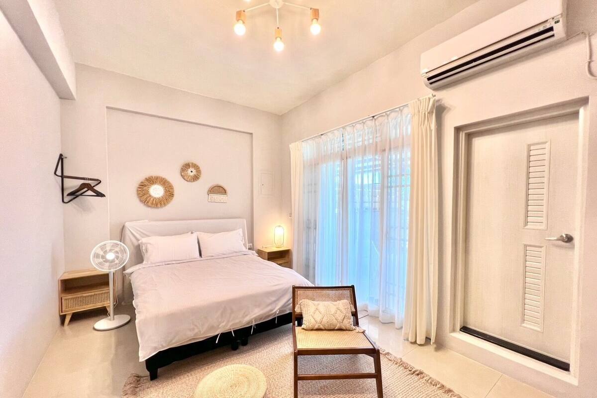 واي فاي مجانًا وملاءات أسرّة