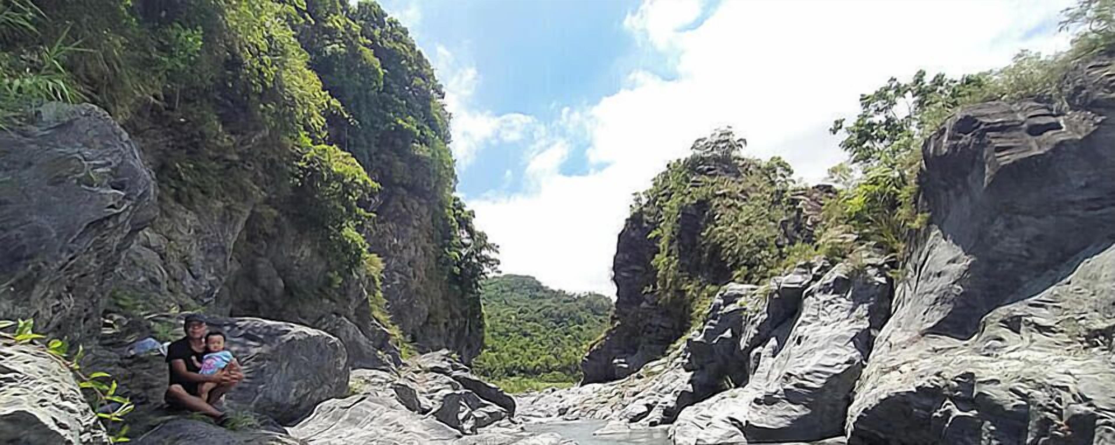 Formação rochosa natural com um rio serpenteando por um cânion.