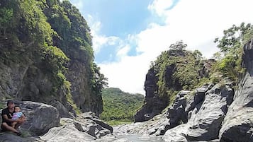 Formação rochosa natural com um rio serpenteando por um cânion.
