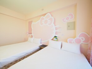 Habitación de hotel con dos camas individuales, cada una con ropa blanca y un diseño de Hello Kitty en la cabecera.