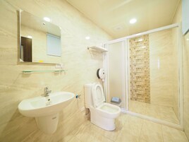 Family Oda | Banyo | Duş, ücretsiz banyo/kozmetik ürünleri, saç kurutma makinesi, terlik