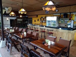 Se sirven desayunos, almuerzos y cenas (con vistas a la piscina) 