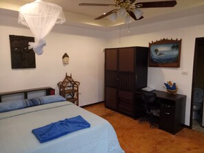 Rom | 1 soverom, minibar, skrivebord for bærbar PC og blendingsgardiner