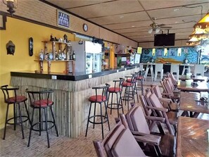 Frokost serveres, lokale og internasjonale retter, utsikt mot bassenget 