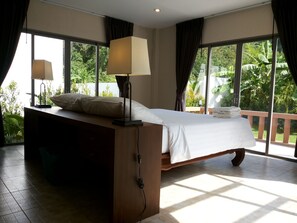 Escritorio, cortinas blackout, wifi gratis y ropa de cama