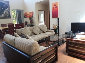 Familienvilla, 4 Schlafzimmer, Gartenblick | Wohnbereich | 32-Zoll-LCD-Fernseher mit Kabelempfang, Fernseher, DVD-Player