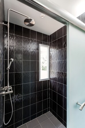 Familienbungalow, 2 Schlafzimmer, Bergblick | Dusche im Bad