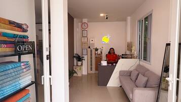Quầy tiếp tân