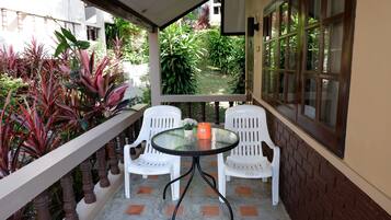 Bungalow, balcón, vista al mar | Balcón